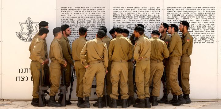 Soldados israelíes se congregan frente a una placa conmemorativa en honor a los soldados israelíes caídos en el Monumento al Cuerpo Blindado, tras una ceremonia para conmemorar el Día del Recuerdo (o Día de la Memoria) en Latrun, entre Jerusalén y Tel Aviv.
