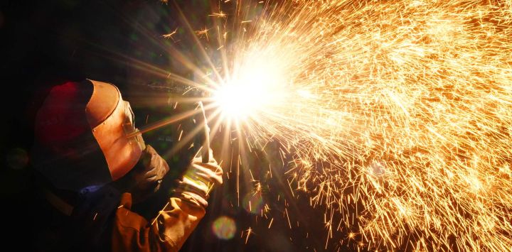 Un trabajador realiza trabajos de soldadura en una empresa siderúrgica en una zona de desarrollo económico, en el distrito de Hengshan de Hengyang, en la provincia de Hunan, en el centro de China.