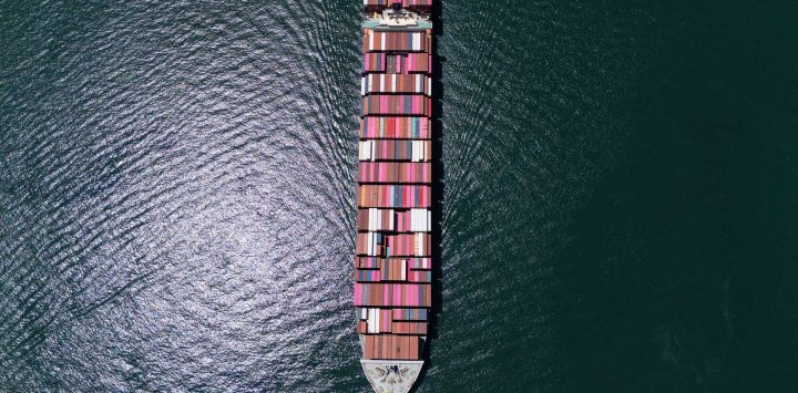 Vista aérea del buque portacontenedores One Contribution, que navega bajo bandera de Tokio, al entrar en el Canal de Panamá en Ciudad de Panamá. Según la Autoridad del Canal de Panamá, el tránsito por el canal ha aumentado debido a la guerra en Oriente Medio.