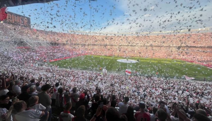 Recibimiento de la hinchada de River