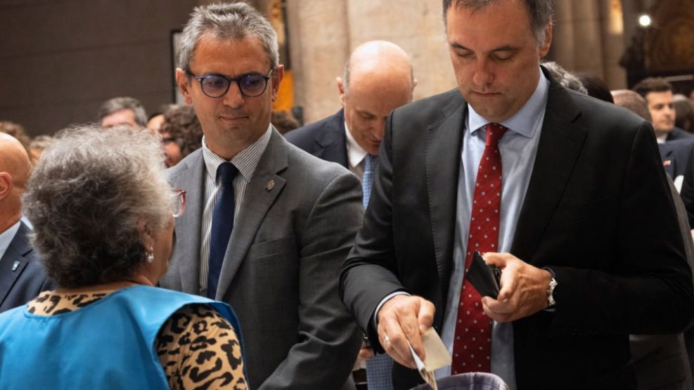 El diezmo de Manuel Adorni contra la velocidad del meme argentino