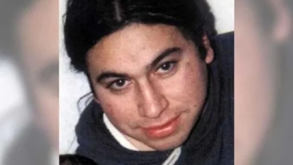 Ofrecen una recompensa de 15 millones de pesos para encontrar a un joven desaparecido.