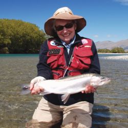 Uno de los grandes aportes de Fanny Krieger fue su incansable trabajo para incluir y visibilizar a las mujeres en la pesca con mosca, un ámbito históricamente dominado por hombres.