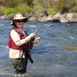 Uno de los grandes aportes de Fanny Krieger fue su incansable trabajo para incluir y visibilizar a las mujeres en la pesca con mosca, un ámbito históricamente dominado por hombres.
