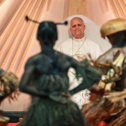 Bailarines tradicionales actúan frente al Papa León XIV durante un encuentro con jóvenes y familias en el Estadio Bata, en Bata, en el décimo día de una gira apostólica de 11 días por África. | Foto:ALBERTO PIZZOLI / AFP