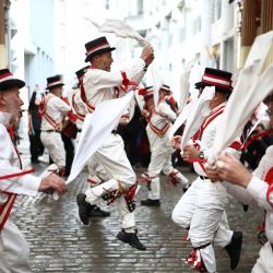 Bailarines tradicionales de Morris actúan en las calles empedradas del mercado de Leadenhall, en el centro de Londres, como parte de las celebraciones del Día de San Jorge. | Foto:HENRY NICHOLLS / AFP