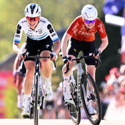 Demi Vollering (izquierda), del equipo FDJ United-Suez, y Puck Pieterse, del equipo Fenix-Premier Tech, también de origen neerlandés, participan en la carrera ciclista de un día «La Flecha Valona», de 141 km de Huy a Huy. | Foto:JOHN THYS / AFP