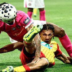 El defensor del Toulouse, Dayann Methalie y el defensor del Lens, Pierre Ismaelo Ganiou, luchan por la pelota durante el partido de semifinales de la Copa de Francia entre el RC Lens y el Toulouse FC en el Stade Bollaert-Delelis de Lens, en el norte de Francia. | Foto:SAMEER Al-DOUMY / AFP