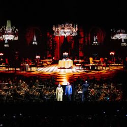 El tenor italiano Andrea Bocelli y la soprano puertorriqueña Larisa Martínez actúan en el escenario durante un concierto gratuito en la plaza del Zócalo de la Ciudad de México. | Foto:CARL DE SOUZA / AFP