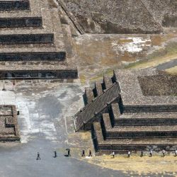 Esta vista aérea muestra a expertos forenses y personal de la fiscalía trabajando en la zona arqueológica de Teotihuacán tras un tiroteo ocurrido en Teotihuacán, Estado de México. Las autoridades mexicanas informaron ese mismo día que el hombre que asesinó a una mujer canadiense e hirió a otras 13 personas el día anterior en las famosas pirámides de Teotihuacán había planeado el ataque con antelación. | Foto:RAY MARMOLEJO / AFP