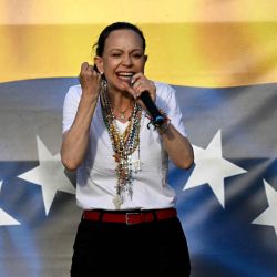 La líder de la oposición venezolana, María Corina Machado, se dirige a sus seguidores en el escenario de la Puerta del Sol de Madrid. Los partidos de derecha españoles mostraron su apoyo a la figura de la oposición venezolana y premio Nobel de la Paz, María Corina Machado, quien rechazó una reunión con el primer ministro izquierdista del país, considerándola "inapropiada" en ese momento. | Foto:JAVIER SORIANO / AFP