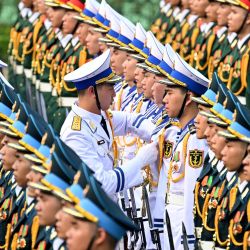 Miembros de la guardia de honor vietnamita se preparan para la ceremonia de bienvenida al presidente surcoreano Lee Jae Myung en el Palacio Presidencial de Hanói. | Foto:NHAC NGUYEN / POOL / AFP