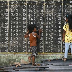 Niños de la comunidad indígena Narikuravar juegan en un colegio electoral de una escuela pública durante las elecciones a la Asamblea Legislativa de Tamil Nadu en Chennai. La votación comenzó el 23 de abril en dos de los estados clave de la India, gobernados por la oposición, con decenas de millones de personas emitiendo su voto en Bengala Occidental y el sur de Tamil Nadu. | Foto:R. Satish Babu / AFP
