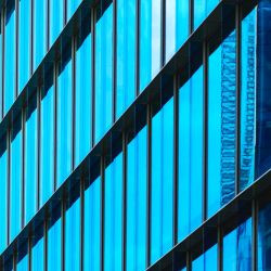 Trabajadores suspendidos en una estructura metálica limpian las ventanas de un edificio de oficinas en Paddington Central, Londres, Inglaterra. | Foto:Adrian Dennis / AFP