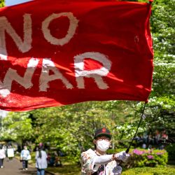 Un manifestante sostiene una bandera con la inscripción "No a la guerra" durante la concentración "¡No a la guerra! ¡No a la reforma constitucional!" frente a la puerta principal del edificio de la Dieta Nacional, en Tokio, para exigir la protección del Artículo 9 de la Constitución de Japón. El Artículo 9 es una cláusula que estipula que el pueblo japonés ha renunciado a la guerra como derecho soberano de la nación y a la amenaza o el uso de la fuerza como medio para resolver disputas internacionales. | Foto:Philip Fong / AFP