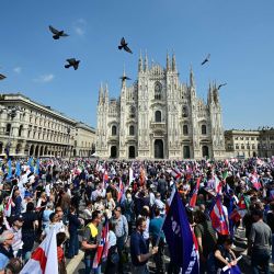 Varias personas se congregan en la Piazza Duomo durante una manifestación organizada por el grupo Patriotas por Europa (PfE) frente al Parlamento Europeo, titulada «Sin miedo: en Europa, dueños en nuestra propia casa», en Milán, Italia. | Foto:PIERO CRUCIATTI / AFP