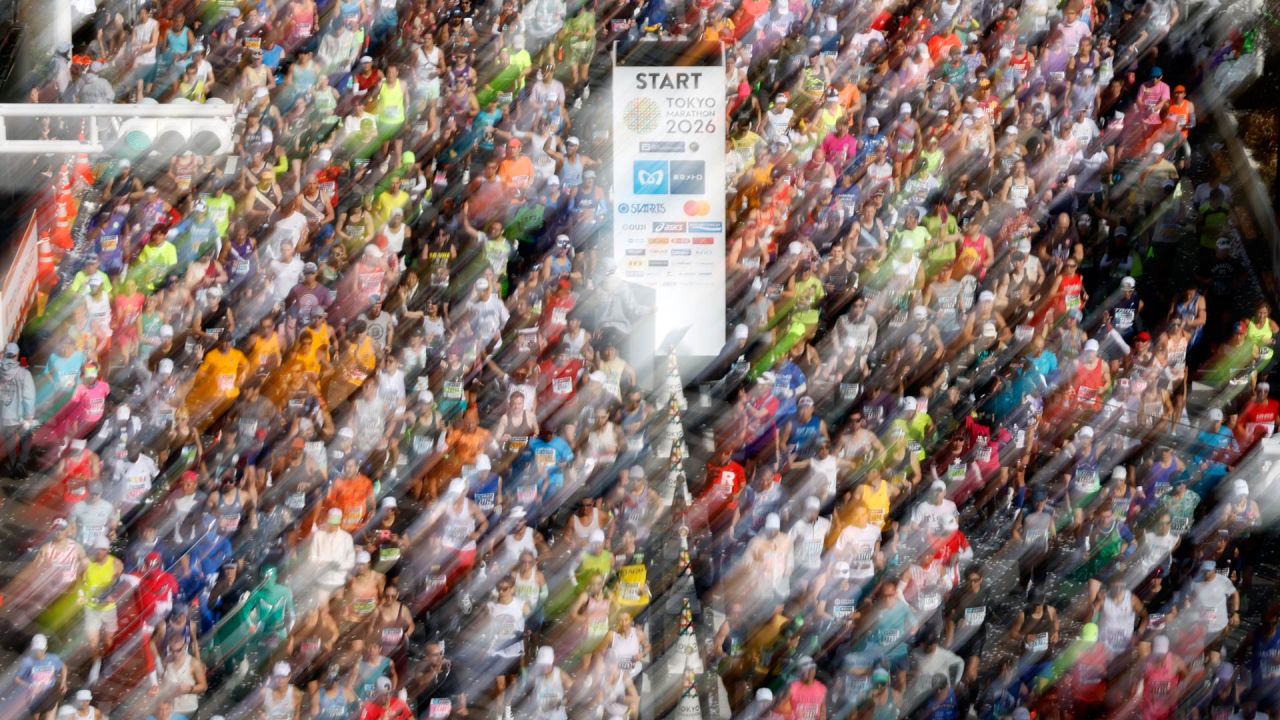 Una fotografía tomada con una velocidad de obturación lenta muestra a los corredores partiendo frente al edificio del Gobierno Metropolitano de Tokio al inicio del Maratón de Tokio en la zona de Shinjuku, en el centro de Tokio. | Foto:FRANCK ROBICHON / POOL / AFP