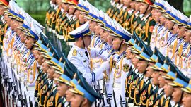 Miembros de la guardia de honor vietnamita se preparan para la ceremonia de bienvenida al presidente surcoreano Lee Jae Myung en el Palacio Presidencial de Hanói.