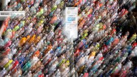 Una fotografía tomada con una velocidad de obturación lenta muestra a los corredores partiendo frente al edificio del Gobierno Metropolitano de Tokio al inicio del Maratón de Tokio en la zona de Shinjuku, en el centro de Tokio.