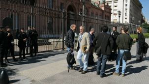 Periodistas acreditados se congregan frente a la Casa Rosada 23042026