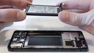 Celulares :fabricantes preparan la vuelta de las baterías removibles.