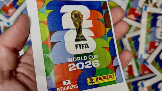 Compró una caja de figuritas del Mundial y descubrió una insólita estafa: estaba llena de té de anís