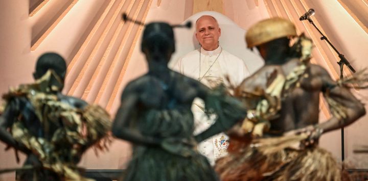 Bailarines tradicionales actúan frente al Papa León XIV durante un encuentro con jóvenes y familias en el Estadio Bata, en Bata, en el décimo día de una gira apostólica de 11 días por África.