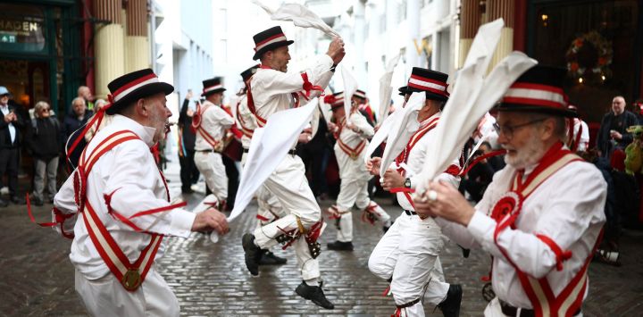 Bailarines tradicionales de Morris actúan en las calles empedradas del mercado de Leadenhall, en el centro de Londres, como parte de las celebraciones del Día de San Jorge.