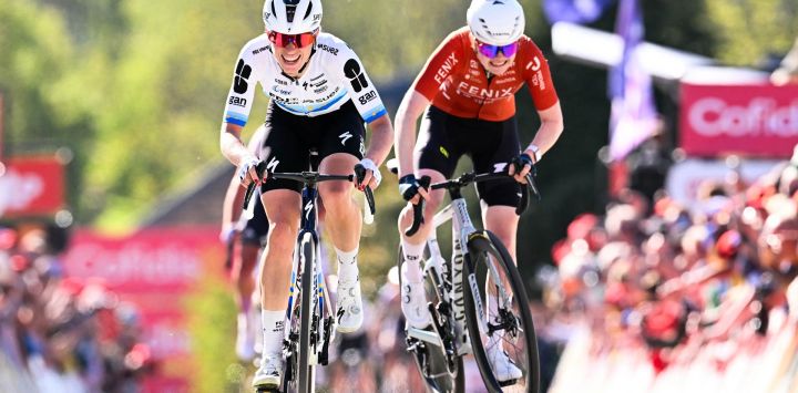 Demi Vollering (izquierda), del equipo FDJ United-Suez, y Puck Pieterse, del equipo Fenix-Premier Tech, también de origen neerlandés, participan en la carrera ciclista de un día «La Flecha Valona», de 141 km de Huy a Huy.