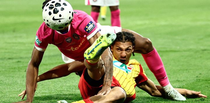 El defensor del Toulouse, Dayann Methalie y el defensor del Lens, Pierre Ismaelo Ganiou, luchan por la pelota durante el partido de semifinales de la Copa de Francia entre el RC Lens y el Toulouse FC en el Stade Bollaert-Delelis de Lens, en el norte de Francia.
