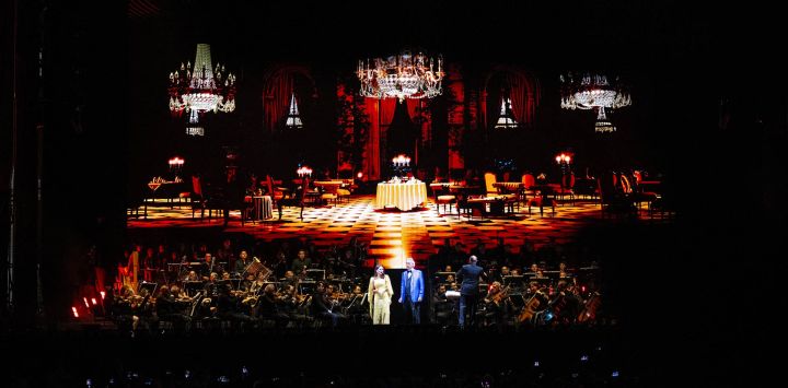 El tenor italiano Andrea Bocelli y la soprano puertorriqueña Larisa Martínez actúan en el escenario durante un concierto gratuito en la plaza del Zócalo de la Ciudad de México.
