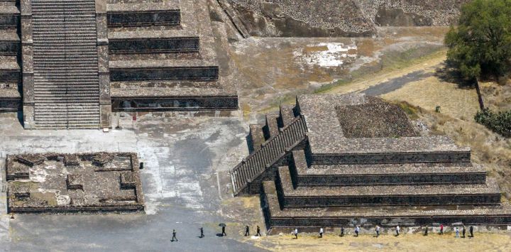 Esta vista aérea muestra a expertos forenses y personal de la fiscalía trabajando en la zona arqueológica de Teotihuacán tras un tiroteo ocurrido en Teotihuacán, Estado de México. Las autoridades mexicanas informaron ese mismo día que el hombre que asesinó a una mujer canadiense e hirió a otras 13 personas el día anterior en las famosas pirámides de Teotihuacán había planeado el ataque con antelación.