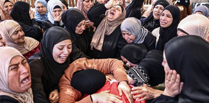 Familiares lloran la muerte de Jihad Marzouq Abu Naim durante su funeral en Al-Mughayyir, al este de Ramallah, en la Cisjordania ocupada por Israel. La Autoridad Palestina afirmó que dos palestinos, Aws Hamdi Al-Naasan, de 14 años, y Jihad Marzouq Abu Naim, de 32 años, ambos de Al-Mughayyir, murieron a causa de disparos de colonos israelíes en la Cisjordania central ocupada. El ejército israelí declaró que estaba investigando el incidente.