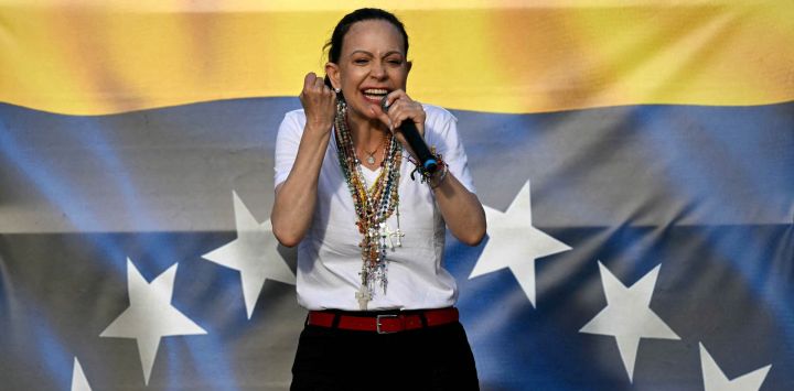 La líder de la oposición venezolana, María Corina Machado, se dirige a sus seguidores en el escenario de la Puerta del Sol de Madrid. Los partidos de derecha españoles mostraron su apoyo a la figura de la oposición venezolana y premio Nobel de la Paz, María Corina Machado, quien rechazó una reunión con el primer ministro izquierdista del país, considerándola "inapropiada" en ese momento.