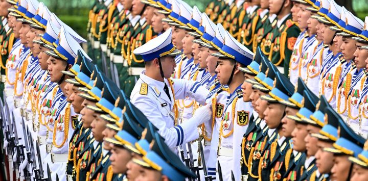 Miembros de la guardia de honor vietnamita se preparan para la ceremonia de bienvenida al presidente surcoreano Lee Jae Myung en el Palacio Presidencial de Hanói.