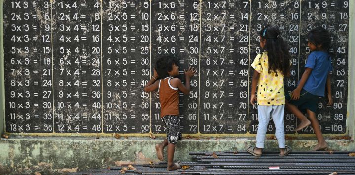 Niños de la comunidad indígena Narikuravar juegan en un colegio electoral de una escuela pública durante las elecciones a la Asamblea Legislativa de Tamil Nadu en Chennai. La votación comenzó el 23 de abril en dos de los estados clave de la India, gobernados por la oposición, con decenas de millones de personas emitiendo su voto en Bengala Occidental y el sur de Tamil Nadu.