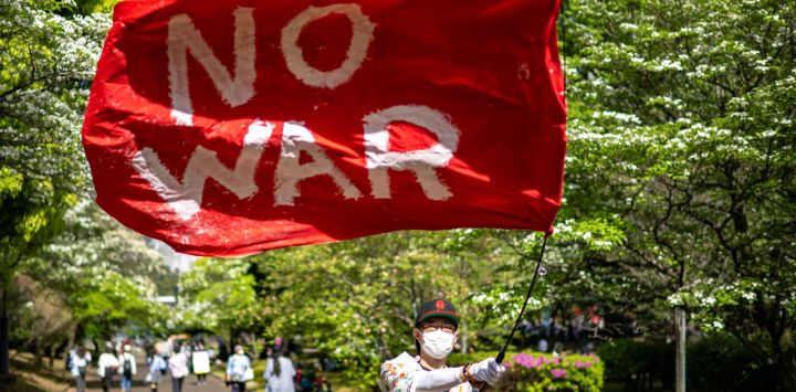 Un manifestante sostiene una bandera con la inscripción "No a la guerra" durante la concentración "¡No a la guerra! ¡No a la reforma constitucional!" frente a la puerta principal del edificio de la Dieta Nacional, en Tokio, para exigir la protección del Artículo 9 de la Constitución de Japón. El Artículo 9 es una cláusula que estipula que el pueblo japonés ha renunciado a la guerra como derecho soberano de la nación y a la amenaza o el uso de la fuerza como medio para resolver disputas internacionales.