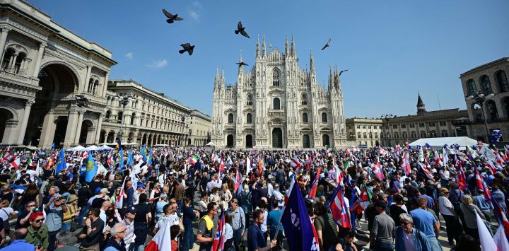 Varias personas se congregan en la Piazza Duomo durante una manifestación organizada por el grupo Patriotas por Europa (PfE) frente al Parlamento Europeo, titulada «Sin miedo: en Europa, dueños en nuestra propia casa», en Milán, Italia.