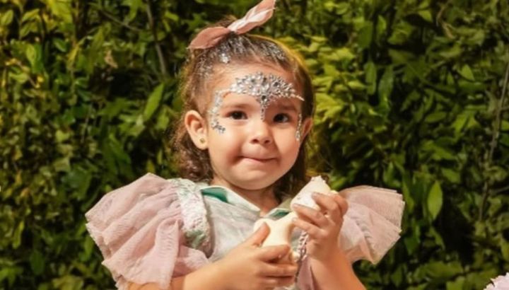 Los tres looks claves de Sarah Burlando: del black and white de gala al estampado otoñal