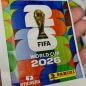 Compró una caja de figuritas del Mundial y descubrió una insólita estafa: estaba llena de té de anís