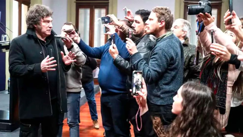 Javier Milei y periodistas 