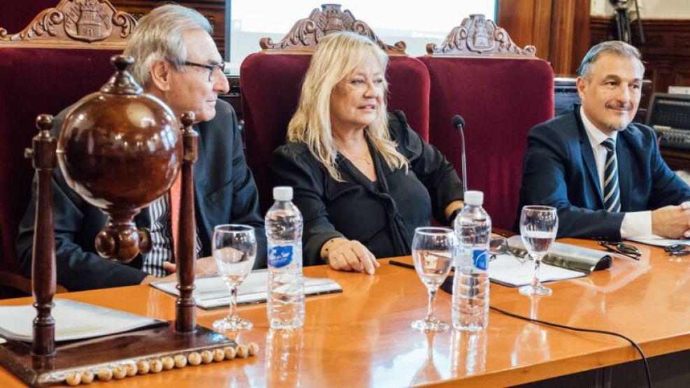 Marta Vidal junto a sus pares del Tribunal Electoral en 2023