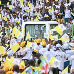 El papa León XIV saluda a sus seguidores desde el papamóvil a su llegada para oficiar una misa en el estadio de Malabo, en Malabo, el último día de su viaje apostólico de 11 días a África. | Foto:ALBERTO PIZZOLI / AFP