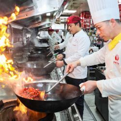 Imagen de un cocinero preparando cangrejo de río, en el distrito de Xuyi, en la provincia de Jiangsu, en el este de China. La industria del cangrejo de río de Xuyi ahora cuenta con una cadena industrial completa que abarca la cría, el cultivo, el procesamiento, la gastronomía y el turismo cultural. | Foto:Xinhua/Zhao Qirui