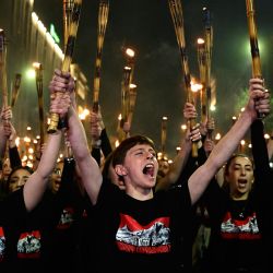Los armenios participan en la marcha anual con antorchas en la víspera del Día de Conmemoración del Genocidio en Ereván, para conmemorar el 111.º aniversario de las masacres de armenios durante la Primera Guerra Mundial bajo el Imperio Otomano en 1915. | Foto:KAREN MINASYAN / AFP