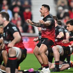 Los jugadores de los Crusaders realizan un haka antes del partido de Super Rugby Pacific entre los Canterbury Crusaders y los NSW Waratahs en el One New Zealand Stadium de Christchurch. | Foto:SANKA VIDENAGAMA / AFP