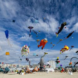 Los participantes elevan sus cometas al cielo durante el 39º Festival Internacional de Cometas (RICV) en la playa de Berck-sur-Mer, al norte de Francia. Unos 450 aficionados a las cometas de 28 países asistieron al 39º Festival Internacional de Cometas de Berck-sur-Mer. | Foto:SAMEER Al-DOUMY / AFP