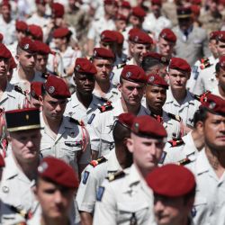 Miembros del 17.º Regimiento de Ingenieros Paracaidistas de Montauban caminan desde el cuartel militar hacia la iglesia de Saint-Jacques en Montauban, al suroeste de Francia, para asistir al funeral del sargento mayor Florian Montorio, miembro de la Fuerza Provisional de las Naciones Unidas en el Líbano (UNIFIL), fallecido durante un ataque contra la UNIFIL en el sur del Líbano el fin de semana anterior. | Foto:Valentine Chapuis / AFP