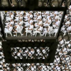 Presuntos miembros de la pandilla Mara Salvatrucha (MS-13) asisten a una audiencia judicial remota por videoconferencia en el Centro de Confinamiento para Terroristas (CECOT) en Tecoluca, El Salvador. | Foto:MARVIN RECINOS / AFP