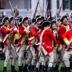 Recreadores vestidos como soldados británicos reaccionan durante una recreación de la Batalla de Lexington y Concord, como parte de las celebraciones del Día del Patriota en Lexington, Massachusetts. Se conmemoró el 250 aniversario de la Batalla de Lexington y Concord, la primera acción militar importante entre el Ejército Británico y las milicias coloniales estadounidenses durante la Guerra de Independencia de Estados Unidos. | Foto:Joseph Prezioso / AFP